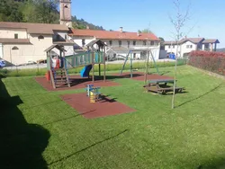 Instalación del columpio mixto de dos plazas en plástico reciclado