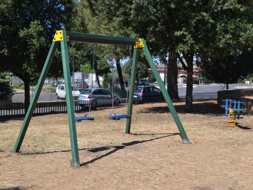Altalena due posti in plastica riciclata con due sedute normali installazione parco