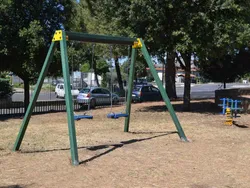 Altalena due posti in plastica riciclata con due sedute normali installazione parco