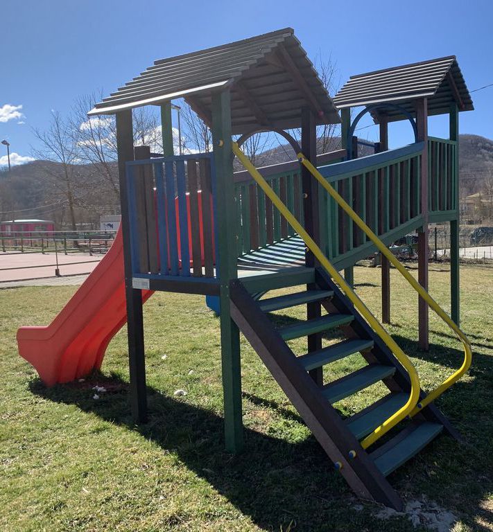 Torre combinada com dois escorregas em plástico reciclado no parque infantil