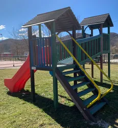 Torre combinada en plastico reciclado installacion parque infantil