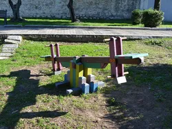 Balancé de plástico reciclado no parque infantil