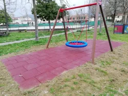 altalena in plastica riciclata con cesto e trave in acciaio