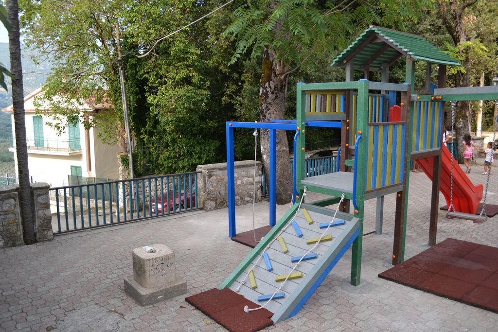 castello fitness palestra in plastica riciclata palestra dietro salita