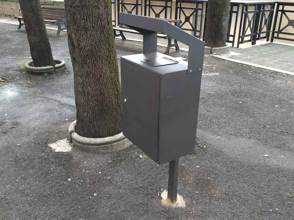 cestino deizioni canine acciaio raccolta rifiuti cani foto2