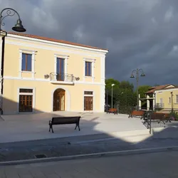 foto piazza pali ghisa bracci