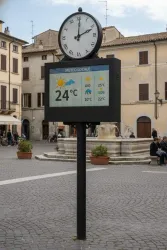orologio 2023 urban digital signage clock meteo foto