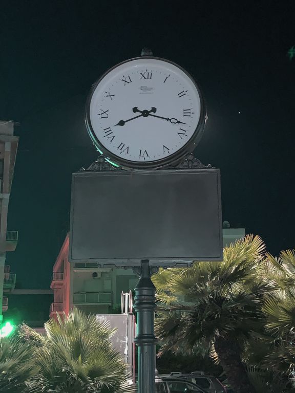 orologio artisitco con palo in ghisa e spazio pubblicitario dettaglio quadrante