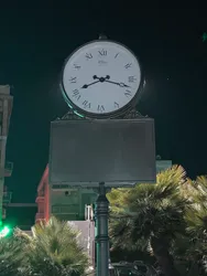 orologio artisitco con palo in ghisa e spazio pubblicitario dettaglio quadrante