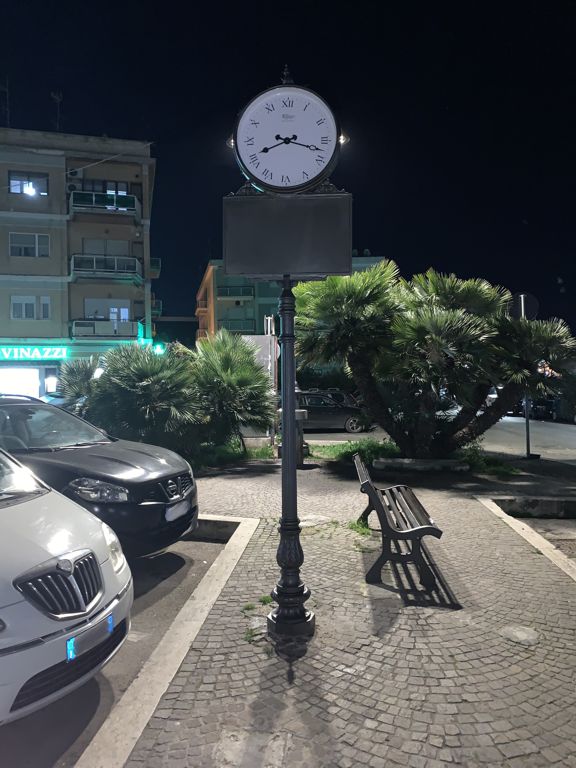 orologio artisitco con palo in ghisa e spazio pubblicitario