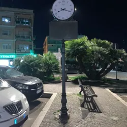 orologio artisitco con palo in ghisa e spazio pubblicitario