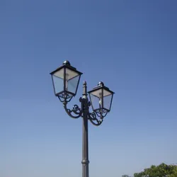 palo con cima artistica e lanterna 601