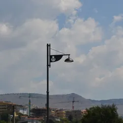 palo sky con bandiera