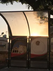 pensilina cigno in acciaio e policarbonato con panchine