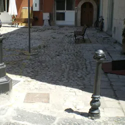 sottobase pali ottagonali grandi in ghisa