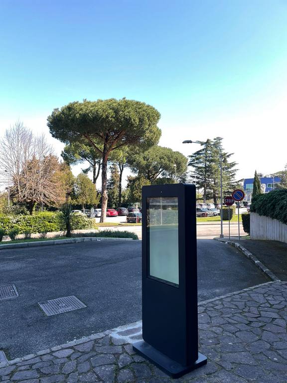 totem 43 pollici da esterno touch meteo