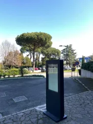 totem 43 pollici da esterno touch meteo