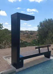 totem adv alimentato da fotovoltaico con panchina smart malta