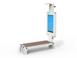 Isola smart con panchina in STRONGPLAST ampia, monitor Smart Signage, armatura stradale LED, telecamera di videosorveglianza e stazione portabici/monopattini con 2 prese di ricarica, ricarica USB e wireless