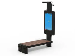Isola smart con panchina in STRONGPLAST ampia, monitor Smart Signage, armatura stradale LED, telecamera di videosorveglianza e stazione portabici/monopattini con 2 prese di ricarica, ricarica USB e wireless