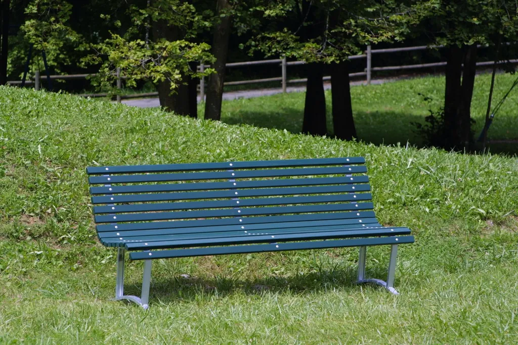 Klassische Parkbank Milano mit Latten aus nordischer Kiefer, Grün RAL 6005 lackiert