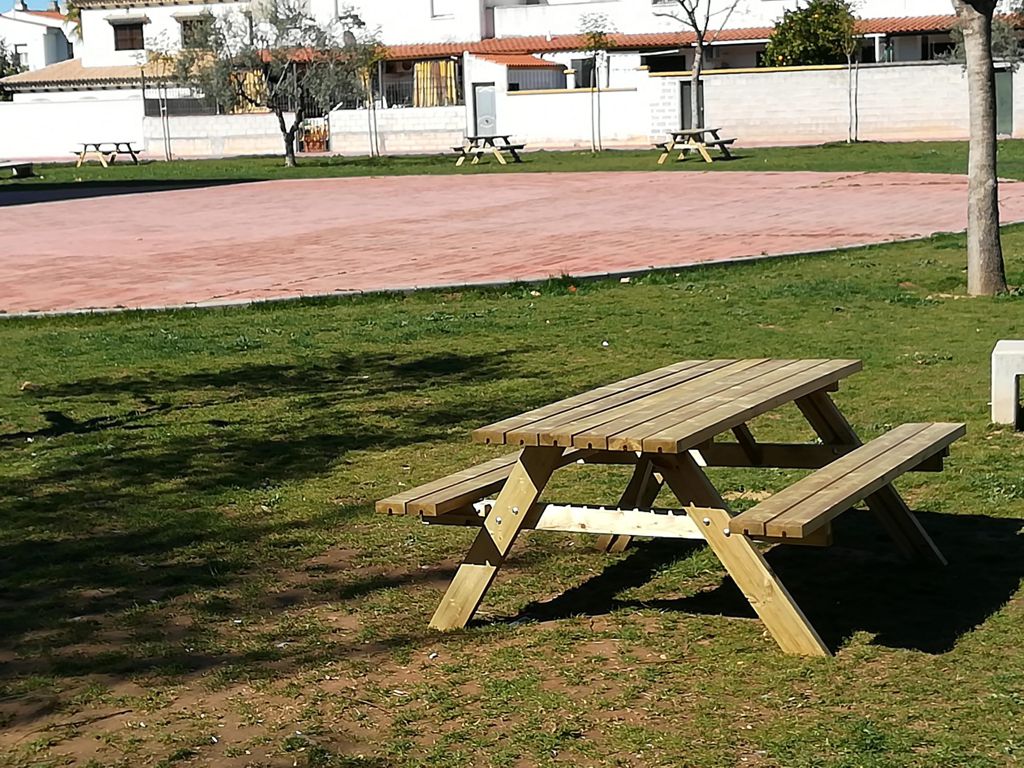 PIC NIC Table in wood
