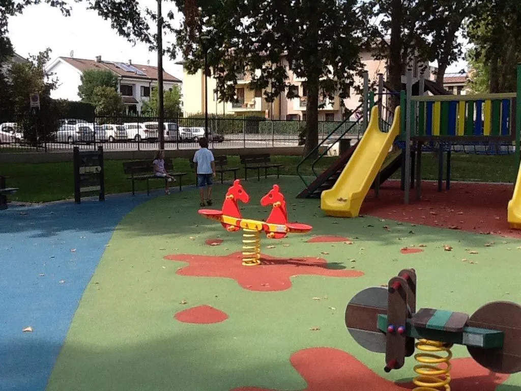 Poured-in-Place Red Recycled Rubber Flooring (4+1cm)