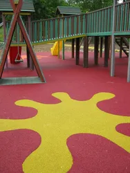 Pavimentazione in gomma riciclata colata in opera realizzata con strato 4cm sbr nero + 1cm sbr nobilitato ROSSO H.I.C. 1,6 mt.