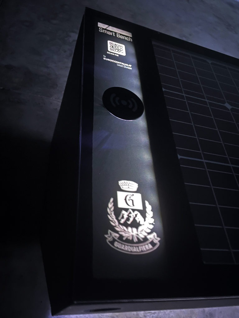 Panchina Viva Smart Bench Senza Schienale Fotovoltaica Foto 6