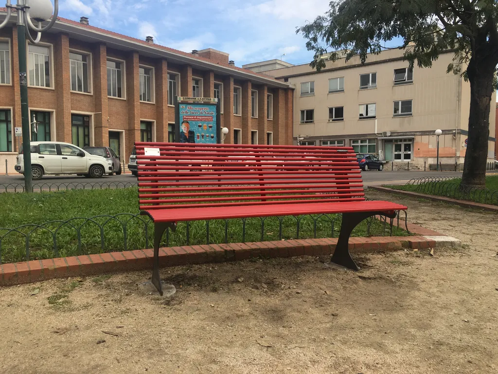 panchine shark rosse contro violenza sulle donne latina