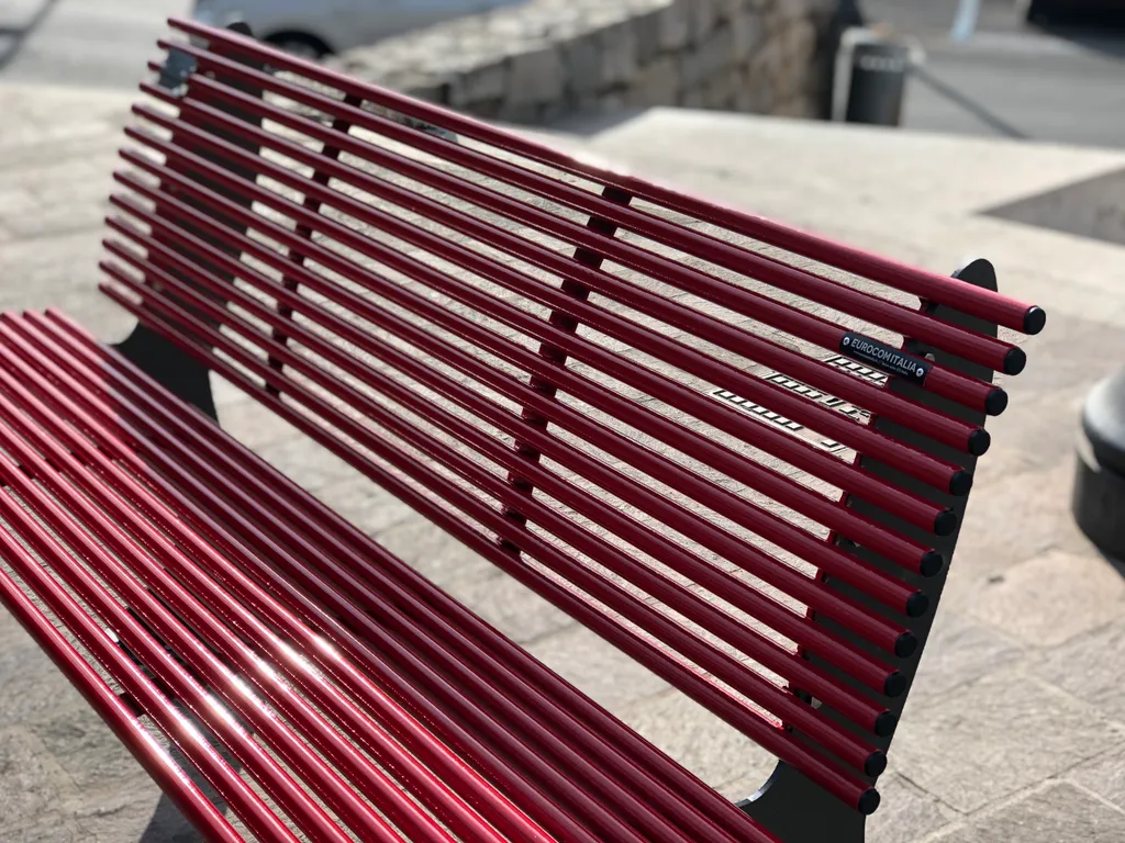 panchine shark rosse contro violenza sulle donne sezze