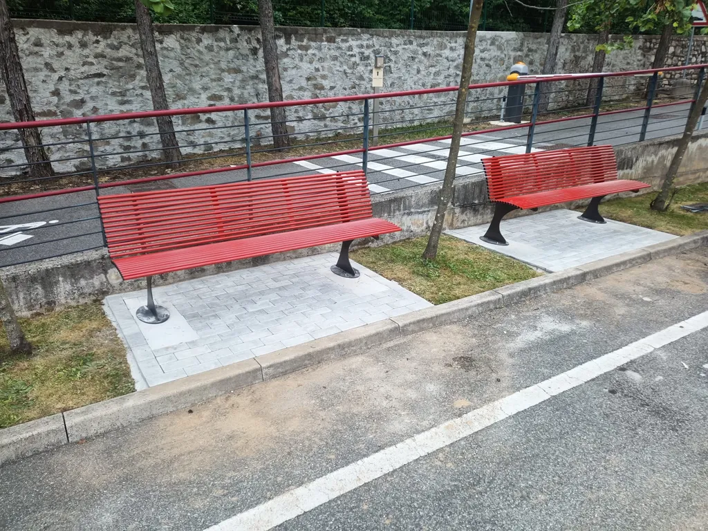 panchine shark rosse contro violenza sulle donne