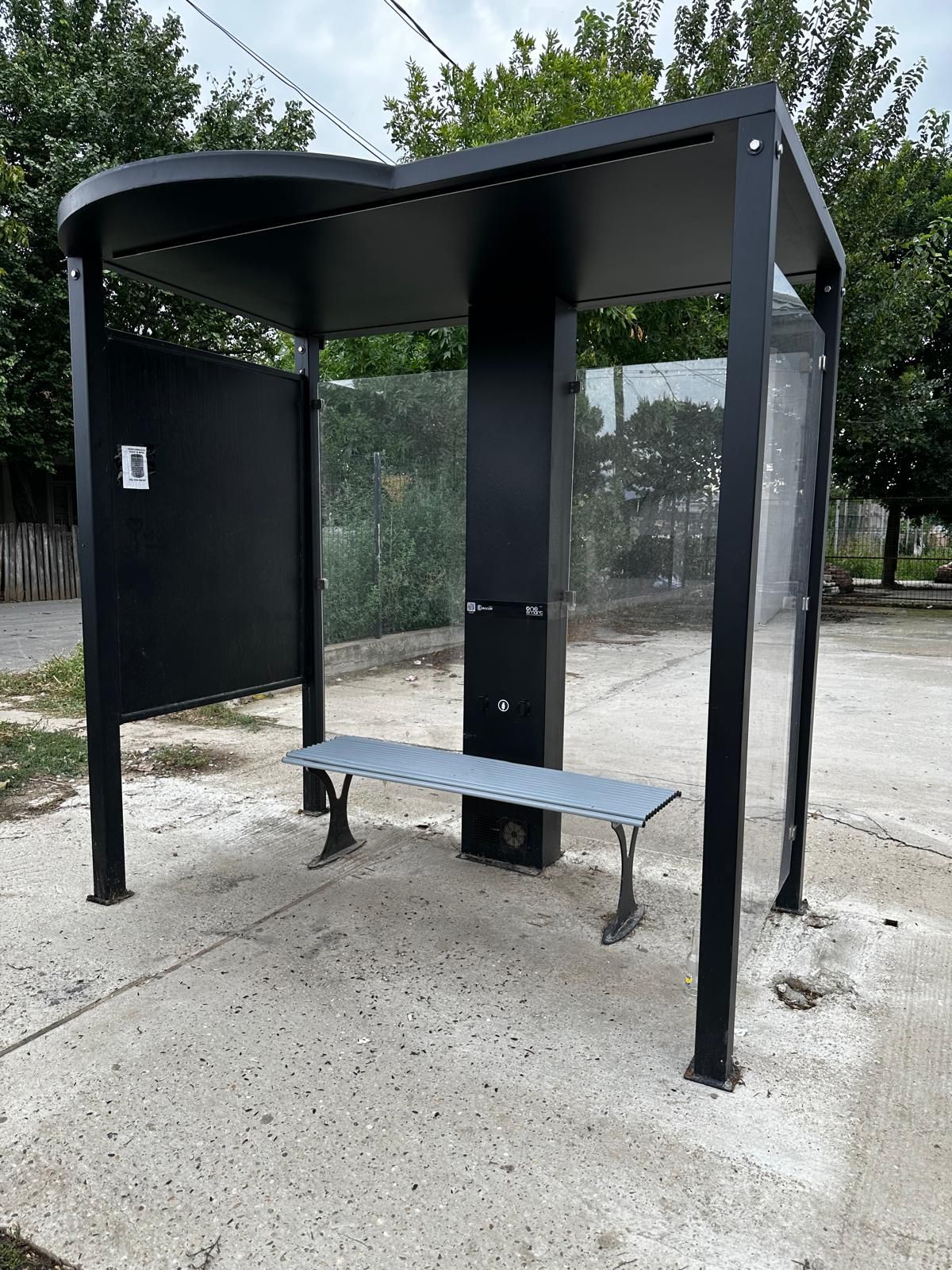 Pensilina Smart Bus Shelter With Smart Totem School