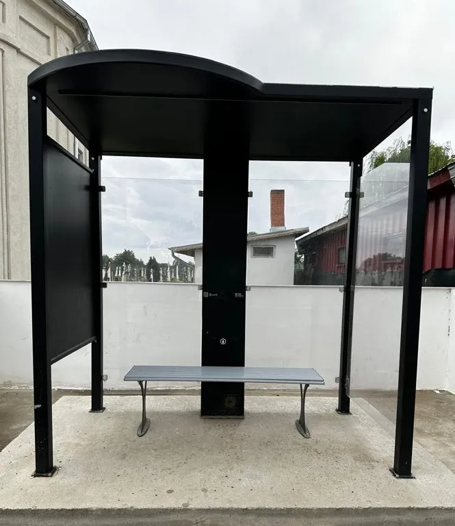 pensilina smart bus shelter with smart totem