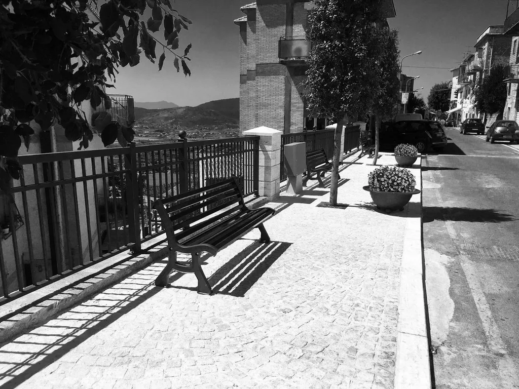 piazza panchine fioriere