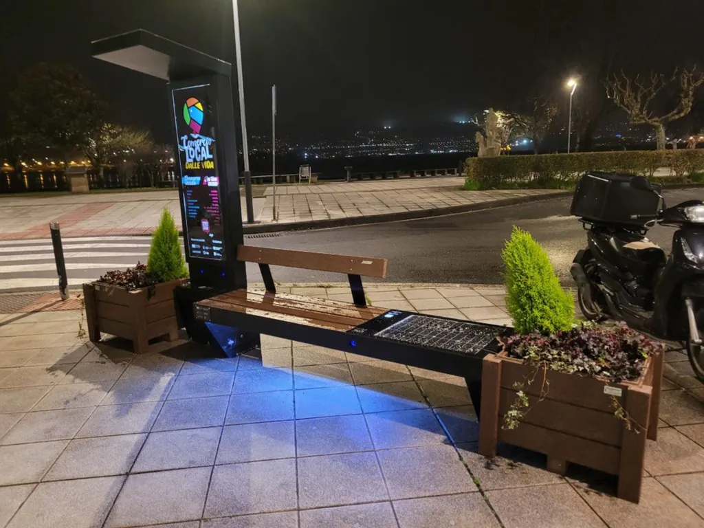 smart bench piazza fioriere signage